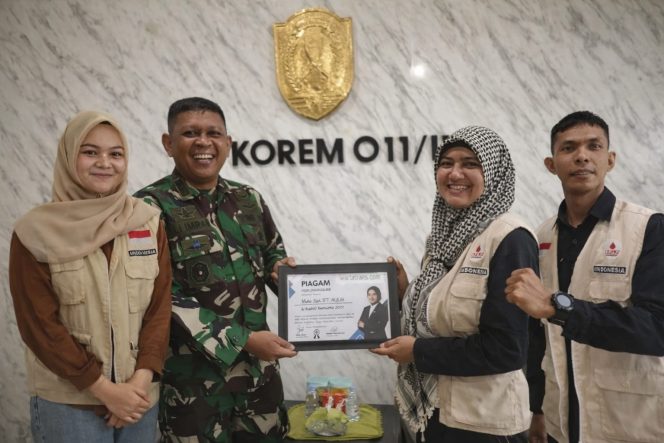 
 Danrem 011/Lilawangsa Ali Imran Serahkan Piagam Penghargaan dari Wartatrans, kepada Aktivis Kemanusiaan Mutia Sari