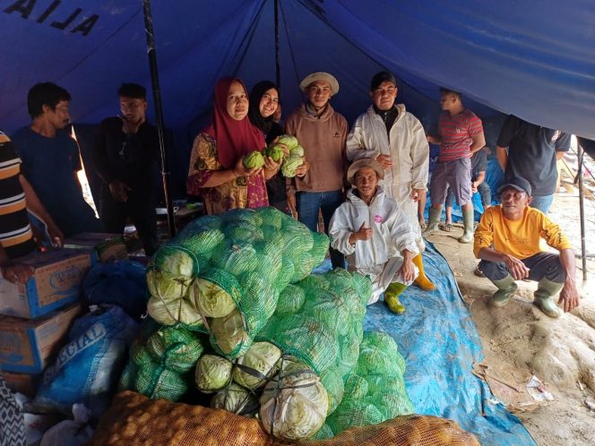 
 Petani Burne Pase Salurkan Bantuan Sayur Mayur ke Desa Lubok Pusaka Aceh Utara