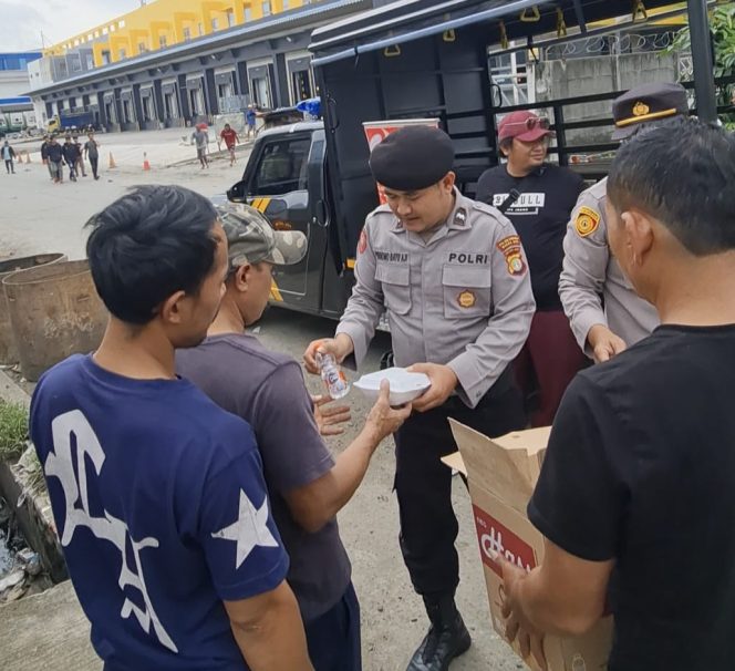 
					Polsek Kawasan Muara Baru Gelar Jumat Berkah, Bagikan Nasi Siap Saji kepada Pekerja Pelabuhan
