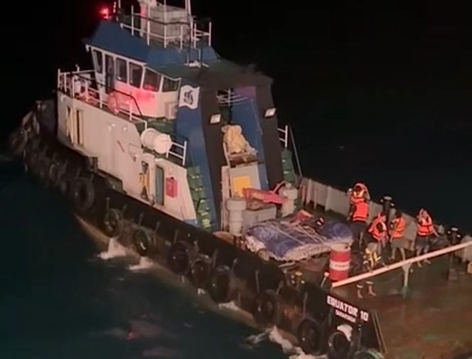 
 KM Kelimutu Bantu Evakuasi 8 Awak Kapal Tugboat Equator 10 di Laut Jawa