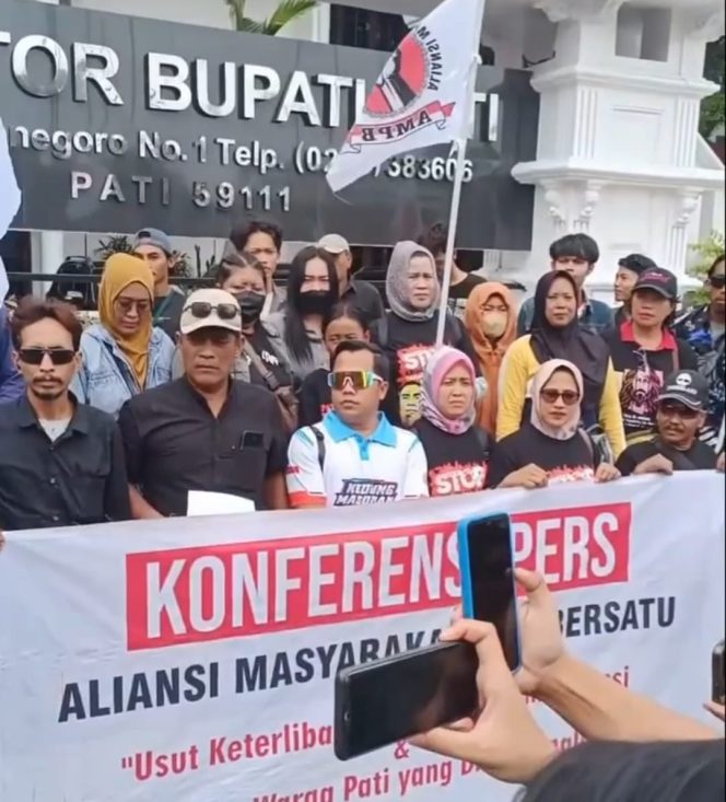 
 Bupati Pati Kena OTT KPK, Warga Menggelar Syukuran