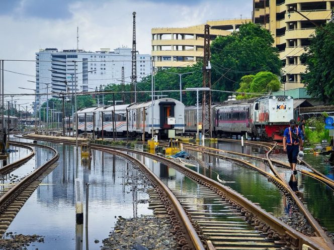
					Hujan Lebat, KAI Daop 1 Jakarta Imbau Penumpang Datang Lebih Awal ke Stasiun Antisipasi Genangan dan Macet