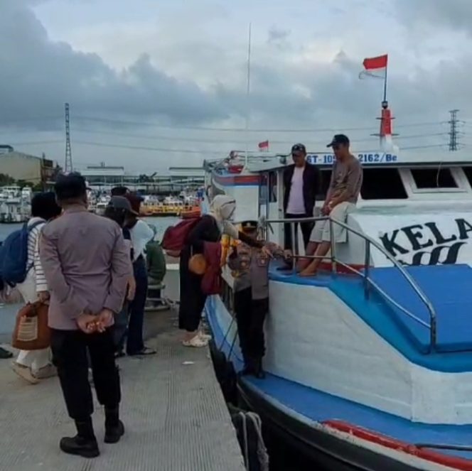 
 Polsek Kawasan Sunda Kelapa Amankan Akses Wisata Kepulauan Seribu di Dermaga Kali Adem Muara Angke