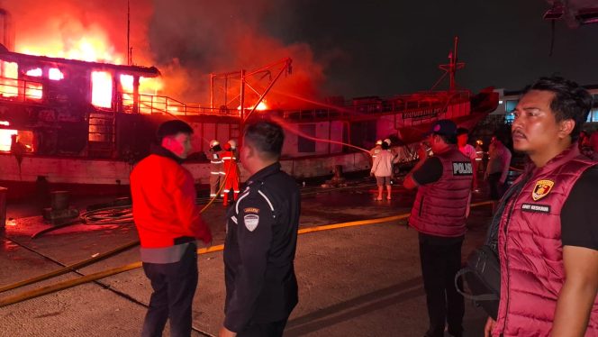 
 Polisi Gelar Pengamanan, Evakuasi dan Olah TKP, Kebakaran Kapal di Pelabuhan Muara Baru