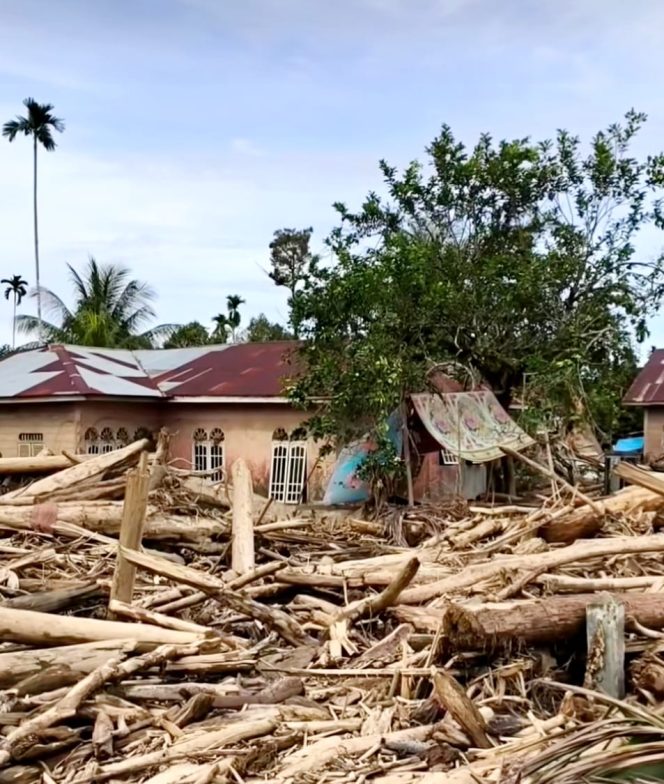 
 Langkahan Krisis Air Bersih, Warga Bertahan di Pengungsian