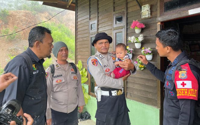 
 Wabah Penyakit Serang Pengungsi di Takengon, Balita Ditangani KASI DOKKES Polres Aceh Tengah