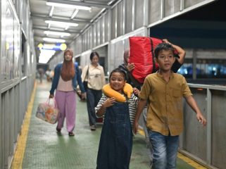 Penumpang kapal penyeberangan