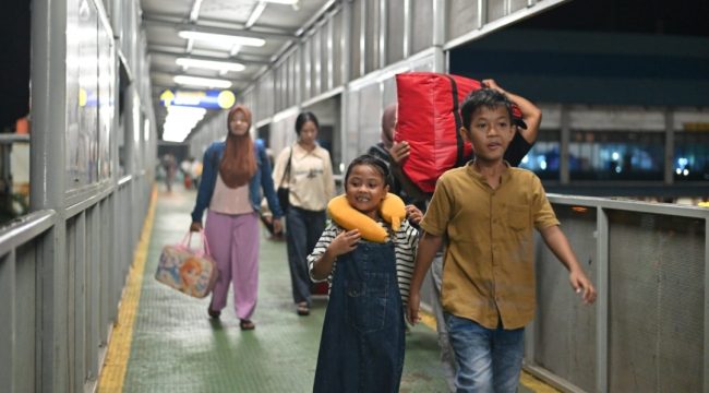 Penumpang kapal penyeberangan