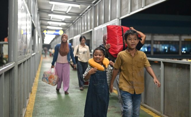 
					Penumpang kapal penyeberangan