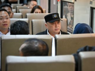 Menhub Dudy naik KA Bandara Yogya (Ryan/BKIP)