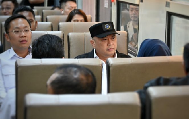 
					Menhub Dudy naik KA Bandara Yogya (Ryan/BKIP)