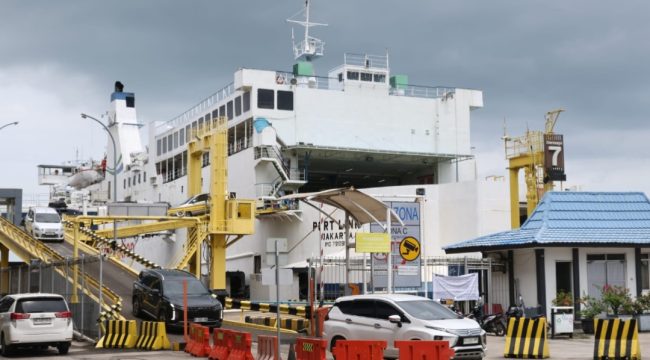 Suasana di Pelabuhan Penyeberangan