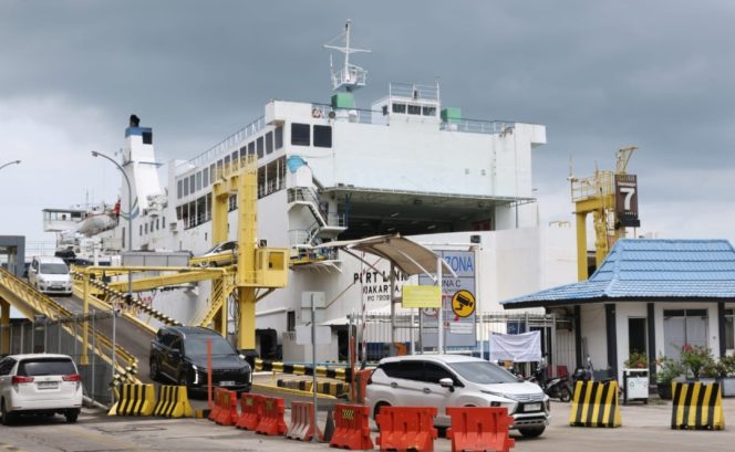 
					Suasana di Pelabuhan Penyeberangan