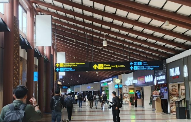 
					Suasana di Terminal 2D Bandara Soetta (omy)