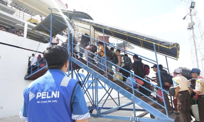 
					Penumpang hendak naik kapal PELNI