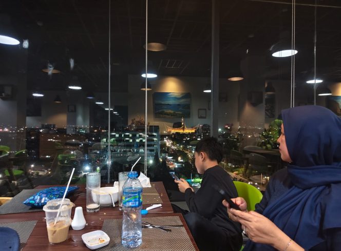 
 Makan Malam Mengesankan di Resto Whiz Hotel Padang