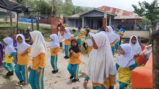 
 Posko Rakyat Gelar Posschooling di Desa Terisolir Atu Payung