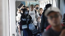 Penumpang di pelabuhan penyeberangan ASDP