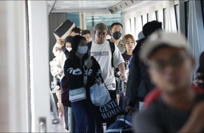 
					Penumpang di pelabuhan penyeberangan ASDP