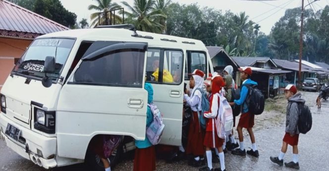 
					Bus sekolah