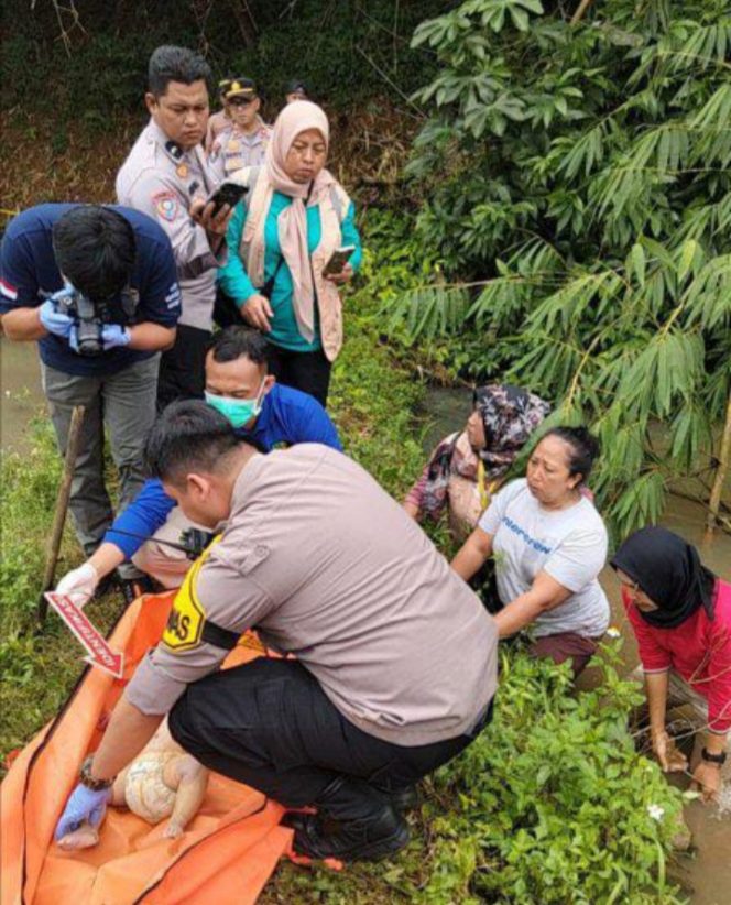 
 Mayat Bayi Perempuan Ditemukan Mengambang di Empang Warga Bogor