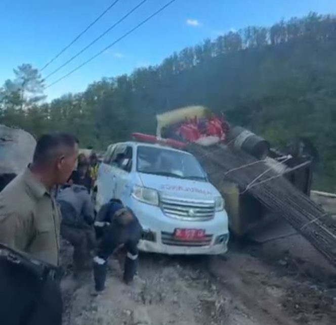 
 Dump Truck Material Jembatan Kala Ili Terperosok di Jalan Linge