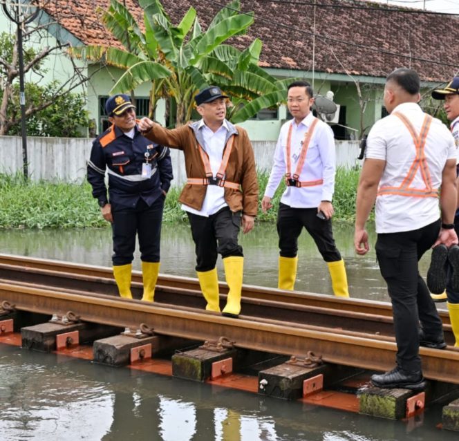 
					Menhub bersama Dirjen KA saat tinjau rel banjir di Pekalongan (Daniel/BKIP)