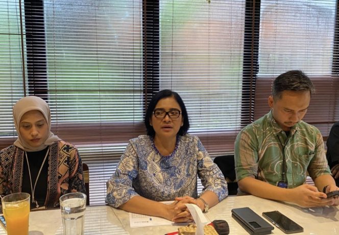 
					Dirut PELNi (tengah)