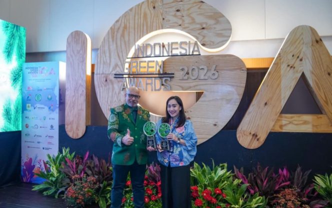 
 Corsec ASDP saat menerima penghargaan