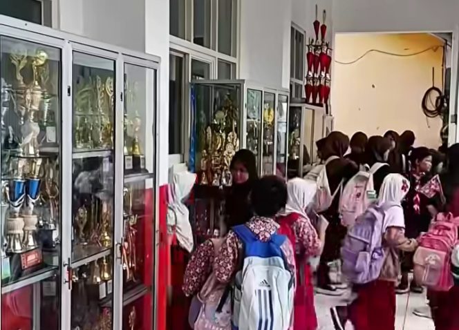 
 Rehabilitasi Tiga Kelas SDN Bantar Kambing 01 Rampung, Guru Harap Kualitas Belajar Meningkat