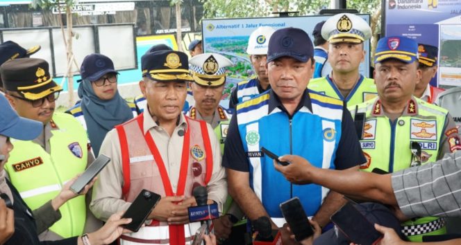 
 Dirjen Hubdat di sela peninjauan Tol 