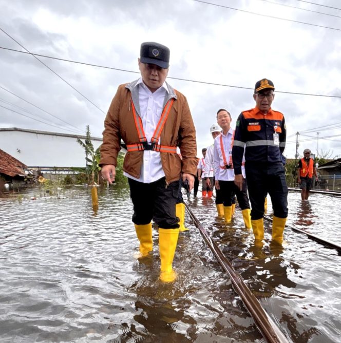 
 Menhub di salah satu simpul transportasi
