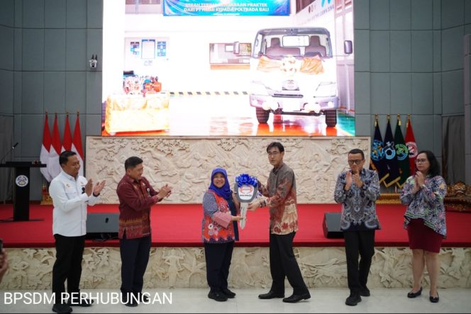 
 Penyerahan bantuan dari Hino ke Poltrada, Bali