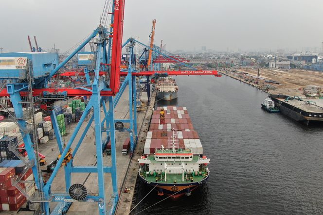 
					Foto Ilustrasi kapal sandar di IPC TPK Area Tanjung Priok 2 Domestik