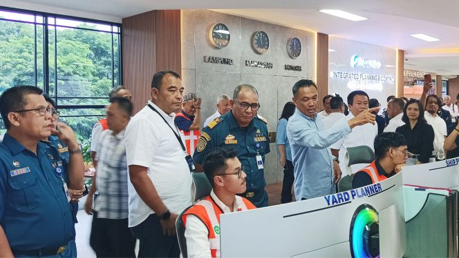 
					Manager Area IPC TPK Panjang, Anang Subagyono menjelaskan fungsi-fungsi di Integrated Planning & Control kepada Kepala KSOP Kelas I Panjang, Hot Marojahan Hutapea. Foto istimewa/IPC TPK/Panjang 