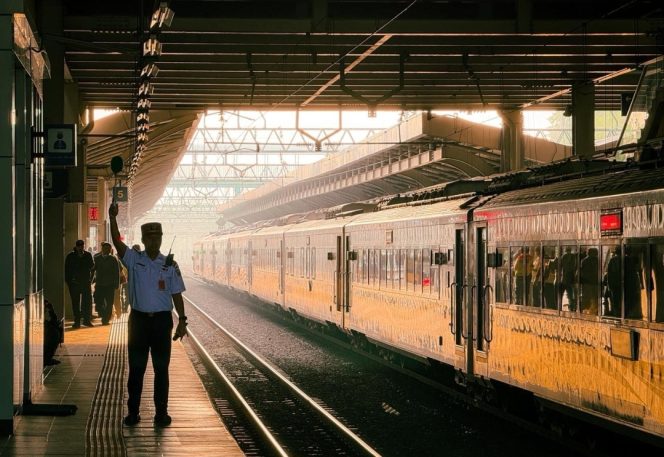
 Perjalanan KA Malam Tahun Baru Berjalan Lancar, Penambahan Berhenti di Stasiun Jatinegara Efektif