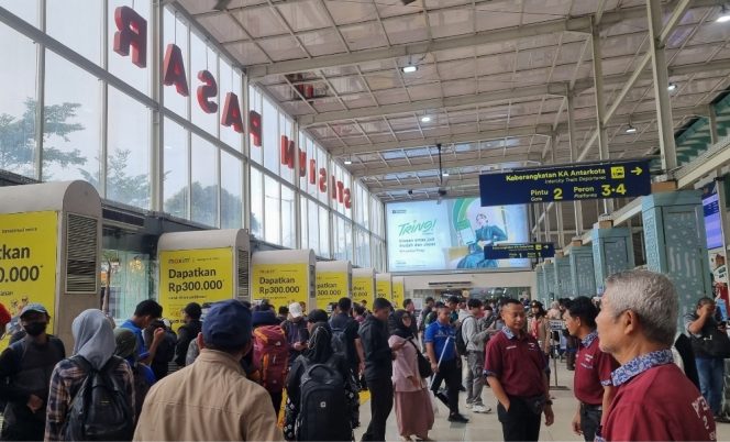 
 Aktivitas Penumpang Kereta di Daop 1 Jakarta Masih Padat pada Hari Terakhir Nataru
