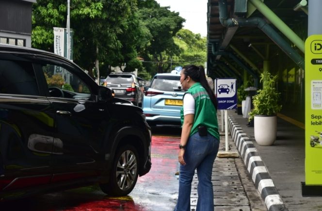 
 Dukung Kelancaran Parkir di Nataru, KAI Services Hadirkan Petugas Customer Service Parking Excellent di Stasiun