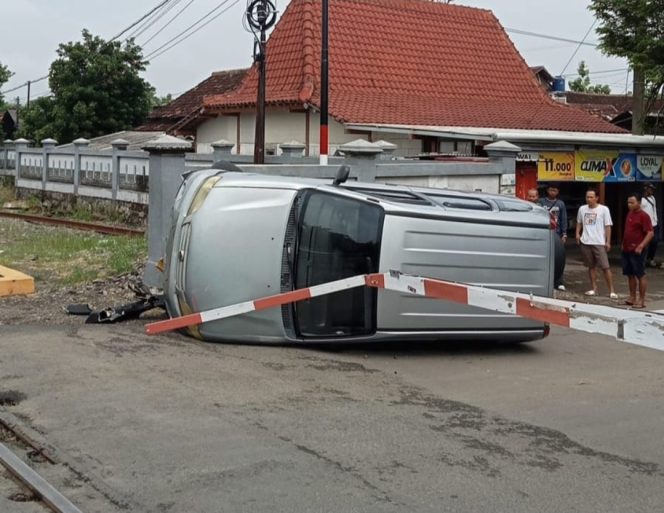 
					Kecelakaan KA VS Mobil di Pintu Rel Kedunggalar, KAI Daop 7 Madiun Imbau Disiplin Berlalu Lintas