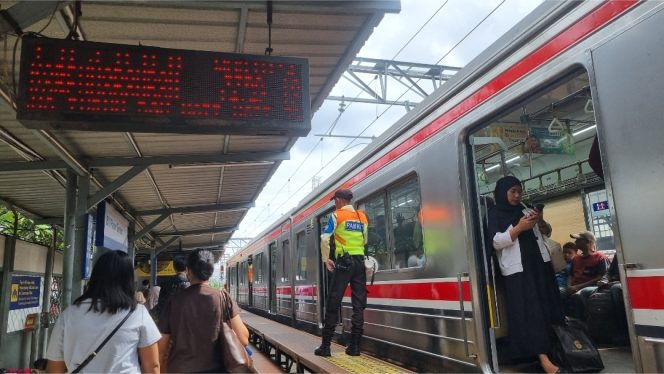 
					Penumpang Commuter Line Nataru 2025/2026 Tembus 17,7 Juta Orang