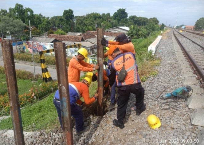
 KAI Daop 7 Madiun Tutup 15 Perlintasan Liar Selama 2025, Awal 2026 Lanjutkan Penutupan di Nganjuk