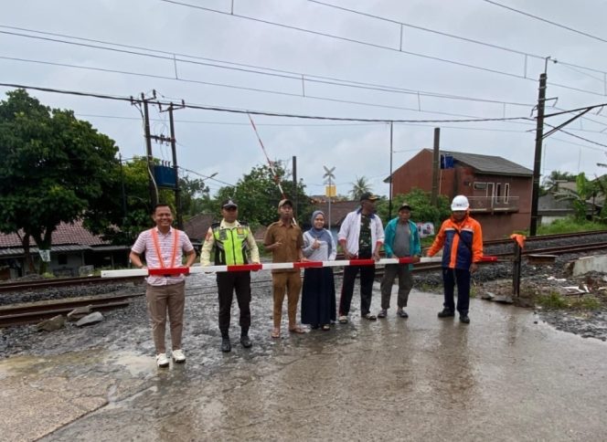 
 Perkuat Keamanan Jalur, KAI Daop 1 Jakarta Pasang Portal di Perlintasan Sebidang Desa Gintung