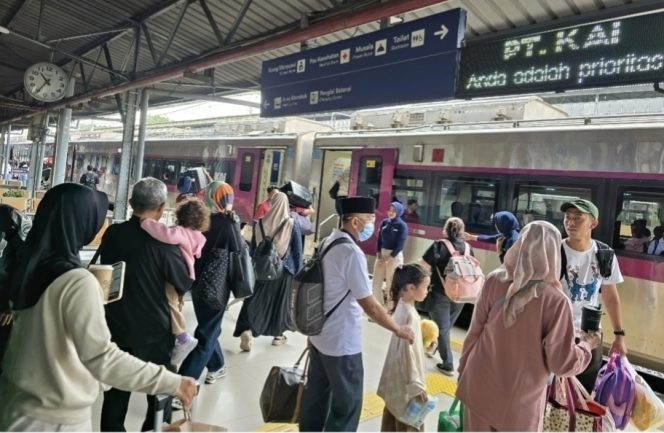 
					Hari Pertama Libur Panjang Isra Miraj, Lebih 37 Ribu Penumpang Tinggalkan Jakarta dengan Kereta Api