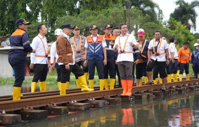 
 Menhub, Dirjen KA, dan Dirut KAI Tinjau Jalur Terdampak Banjir di Pekalongan guna Pastikan Keamanan Perjalanan