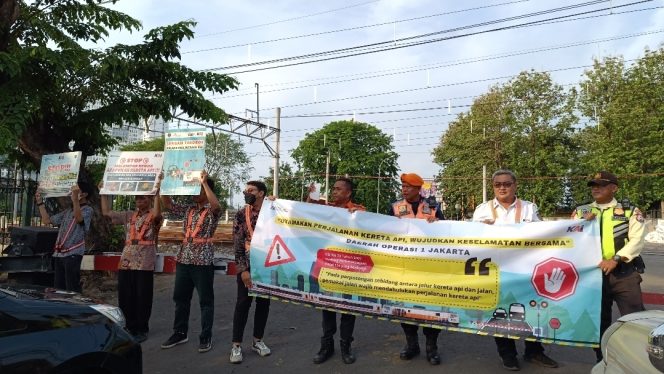 
 KAI Perkuat Keselamatan Perlintasan Sebidang, Ajak Masyarakat Jaga Nyawa dan Keselamatan Bersama