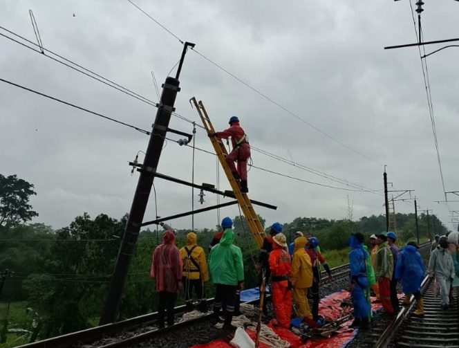 
 KAI Daop 1 Jakarta Tangani Cepat Gangguan Jalur Akibat Tiang LAA Doyong, Keselamatan jadi Prioritas Utama