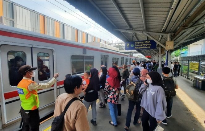 
 Tiang Listrik KRL Miring Akibat Longsor, Perjalanan Kereta Tanah Abang-Rangkasbitung Terganggu