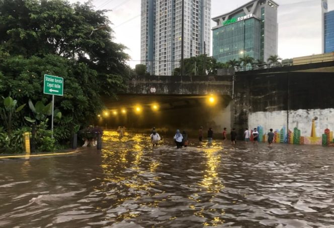 
 Hujan Lebat Genangi Akses Stasiun Halim, KCIC Imbau Penumpang Whoosh Berangkat Lebih Awal