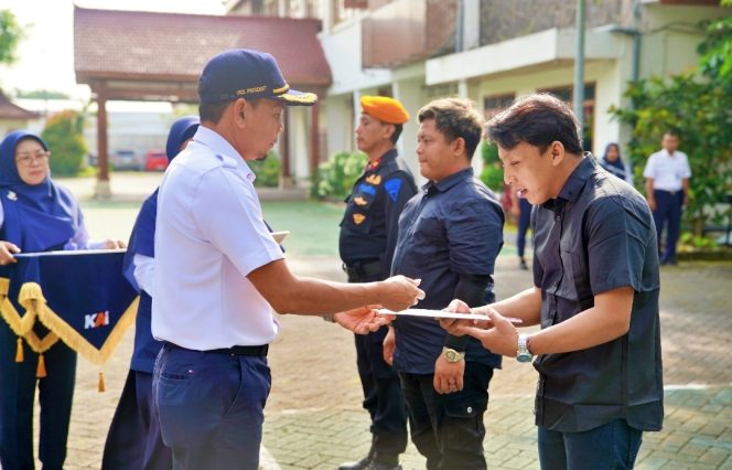 
 KAI Daop 7 Madiun Beri Penghargaan Dua Warga Blitar yang Gagalkan Pencurian Baut Rel