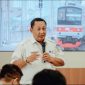 Direktur Utama KAI Commuter Mochamad Purnomosidi saat pemapran performa 2025 di Commuterline Hall, Kantor KAI Commuter di Juanda, Jakarta Pusat pada Senin (26/1/2026).
